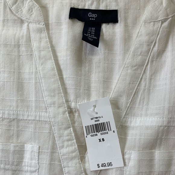 NWT Gap top - Picture 2 of 3